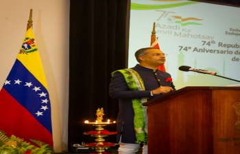 El Embajador Abhishek Singh pronuncio el discurso de apertura en la recepcion organizada para celebrar el 74 Dia de la Republica de la India.